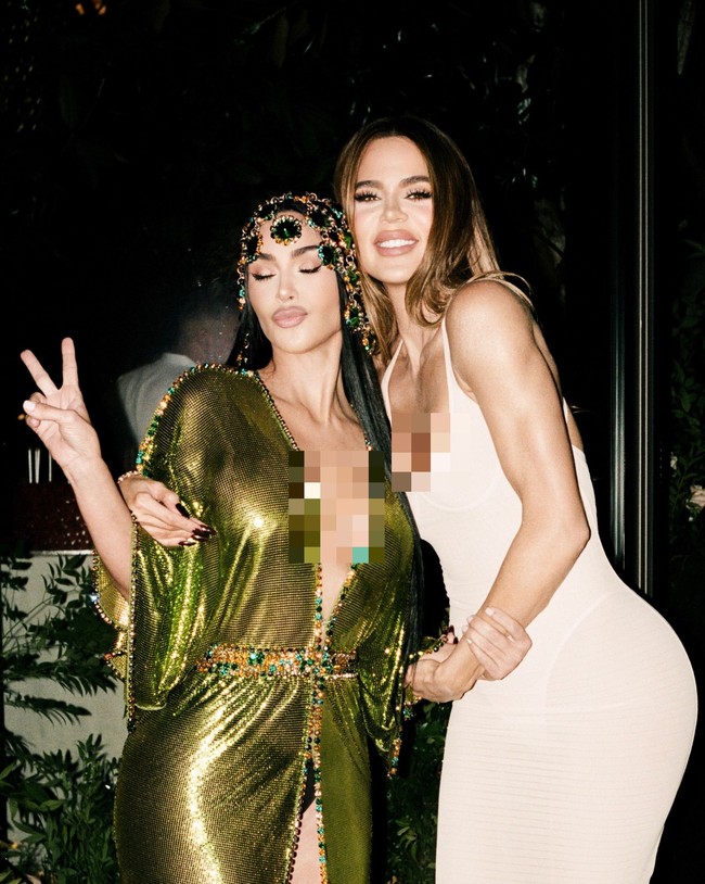 Gaun berbahan chainmail ini memiliki potongan longgar dengan belahan dada rendah. Foto: Instagram/@kimkardashian
