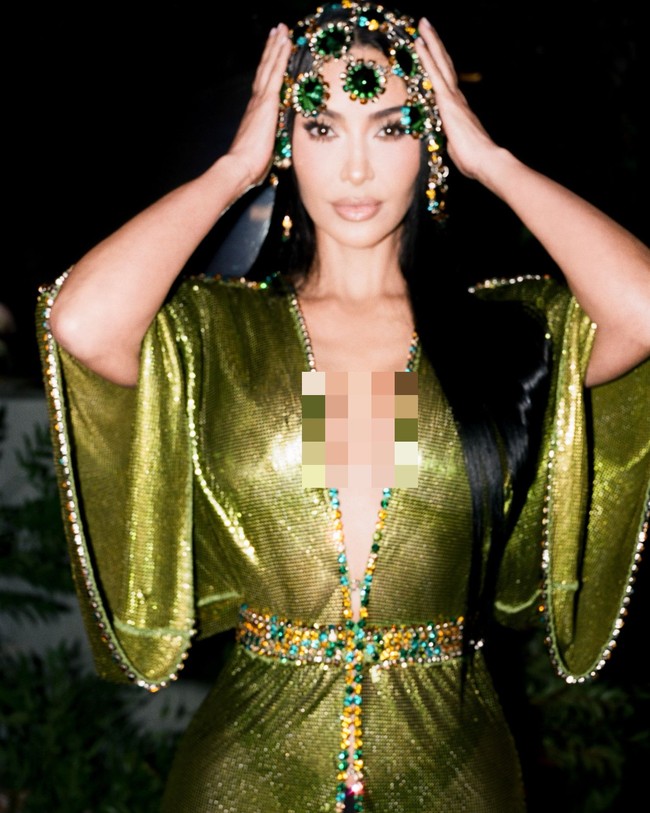 Kim Kardashian menggelar pesta ulang tahun dengan makan malam mewah di Baldi at the Waldorf Astoria Beverly Hills, California. Acara tersebut dihadiri keluarga dan teman dekat. Foto: Instagram/@kimkardashian