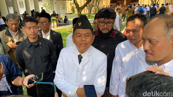 Gubernur Jawa Barat Dedi Mulyadi di Bale Gede, Gedung Pakuan, Kota Bandung