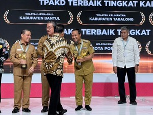 Perluas Akses Keuangan, Gubernur Sulsel Raih Penghargaan TPAKD Awards 2026