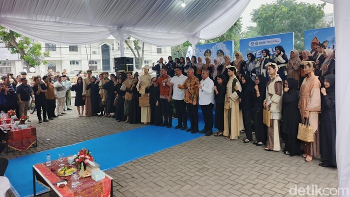Gubsu Bobby Nasution dan Kadisdik Sumut Alexander Sinulingga berfoto dengan tim fashion show dari SMK Negeri 8 Medan (Foto: Nizar Aldi/detikSumut)
