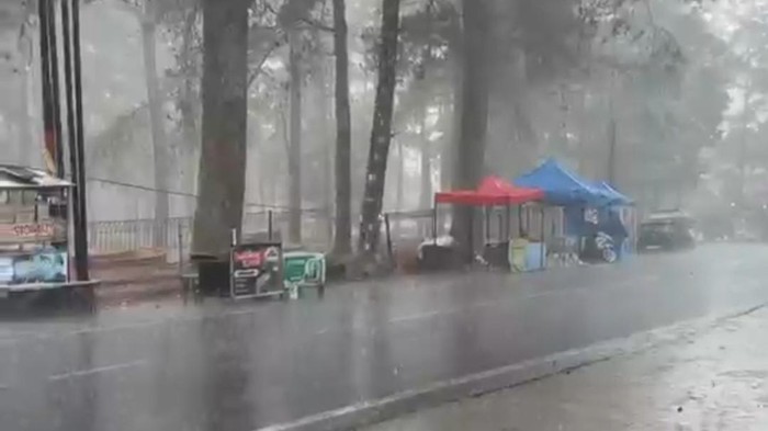 Hujan deras di Malino, Kabupaten Gowa.