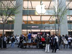 iPhone Duo Resmi Meluncur, Pembeli di Australia Antre Sejak Dini Hari