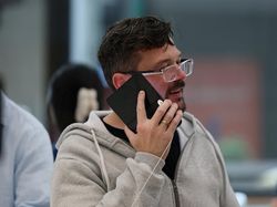 iPhone Duo Resmi Meluncur, Pembeli di Australia Antre Sejak Dini Hari