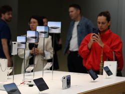iPhone Duo Resmi Meluncur, Pembeli di Australia Antre Sejak Dini Hari