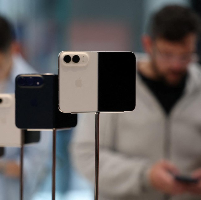 iPhone Duo Resmi Meluncur, Pembeli di Australia Antre Sejak Dini Hari