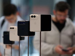 iPhone Duo Resmi Meluncur, Pembeli di Australia Antre Sejak Dini Hari