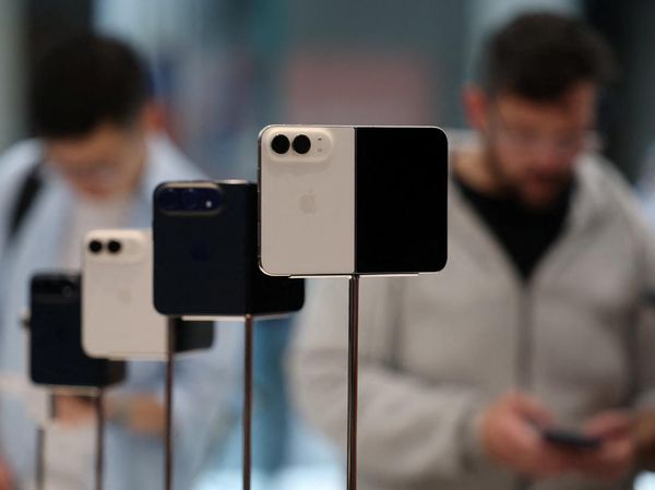 iPhone Duo Resmi Meluncur, Pembeli di Australia Antre Sejak Dini Hari