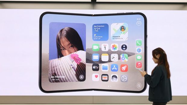 The new Apple iPhone Duo displayed during Apple's Sydney launch of its first folding phone, in Sydney, Australia, October 23, 2026. REUTERS/Hollie Adams