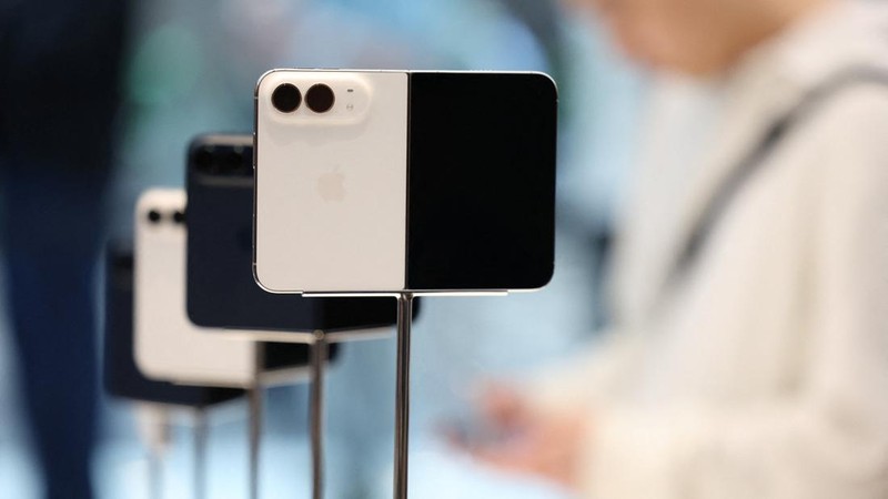 The new Apple iPhone Duo displayed during Apple's Sydney launch of its first folding phone, in Sydney, Australia, October 23, 2026. REUTERS/Hollie Adams