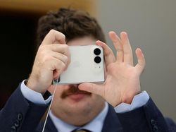 iPhone Duo Resmi Meluncur, Pembeli di Australia Antre Sejak Dini Hari