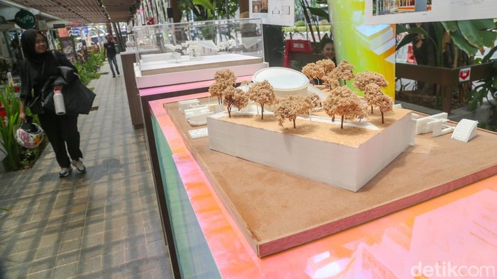 Pengunjung mengamati maket pada gelaran Jakarta Architecture Festival (JAF) 2026 di M Bloc Space, Jakarta, Jumat (23/10/2026). Festival yang digagas oleh Ikatan Arsitek Indonesia (IAI) Jakarta ini berlangsung dari 22 Oktober hingga 1 November 2026. Dengan mengusung tema 