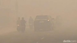 Pekatnya Asap Karhutla Buat Jarak Pandang di Kumai Hanya 30 Meter