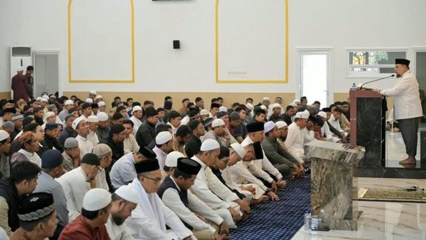 Jemaah salat Jumat di saat peresmian Masjid Al-Hafizh di Kelurahan Kambu, Kecamatan Kambu, Kota Kendari.
