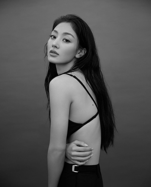 Manajemen EMITHAUS merilis foto resmi Jihyo TWICE.