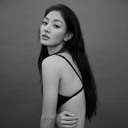 Memukau! Foto-foto Jihyo TWICE di Agensi Baru EMITHAUS