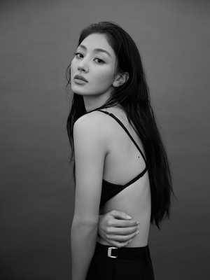 Memukau! Foto-foto Jihyo TWICE di Agensi Baru EMITHAUS