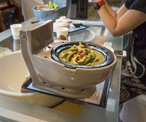 Jijik atau Penasaran? Restoran Ini Sajikan Makanan di Mangkuk Toilet
