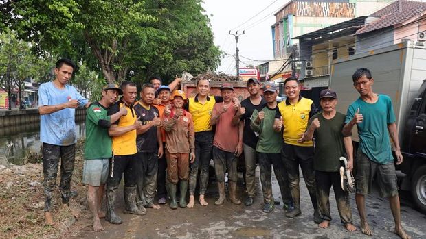 Kapolres Metro Bekasi Kota Kombes Putu Kholis turun langsung bersihkan Kali Baru, Jumat (23/10/2026).