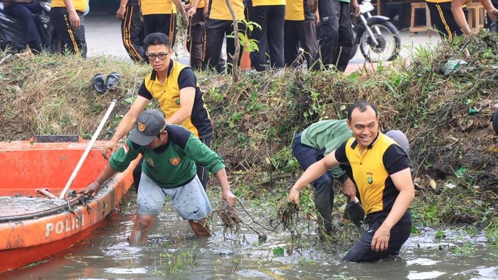 Kapolres Metro Bekasi Kota Kombes Putu Kholis turun langsung bersihkan Kali Baru, Jumat (23/10/2026).