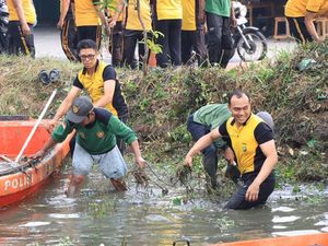 Perkuat Green Policing, Kapolrestro Bekasi Kota Turun Langsung Normalisasi Kali Baru