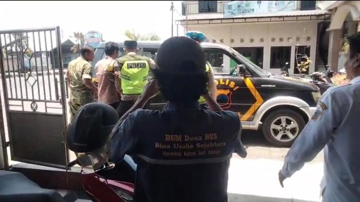 Momen polisi membekuk FL (34), pria yang melakukan penipuan modus menjanjikan pasang jaringan listrik bersubsidi, di Desa Ngembal Kulon, Jati, Kudus. Foto diunggah Jumat (23/10/2026).