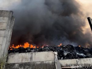 10.000 Ton Ban Bekas Ludes Terbakar di Mojokerto, Kerugian Rp 2,5 M