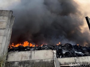 10.000 Ton Ban Bekas Ludes Terbakar di Mojokerto, Kerugian Rp 2,5 M