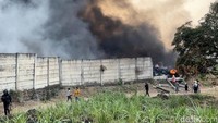 Akibat kehjadian ini, diduga perusahaan pengolahan ban bekas ini menderita kerugian sekitar Rp 2,5 miliar.
