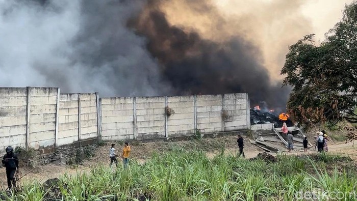 Kebakaran gudang pengolahan ban bekas di Mojokerto Kebakaran gudang pengolahan ban bekas di Mojokerto