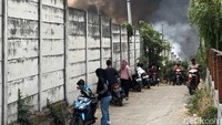 Warga sekitar pun mendekat untuk melihat langsung kejadian kebakaran ini.