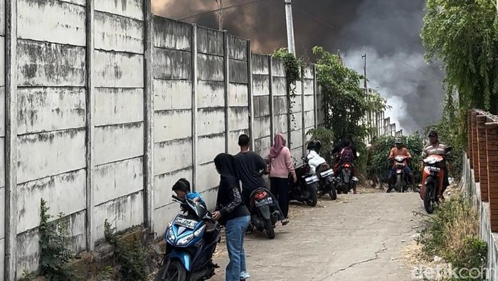 Kebakaran gudang pengolahan ban bekas di Mojokerto Kebakaran gudang pengolahan ban bekas di Mojokerto