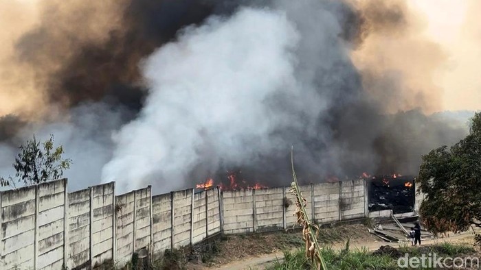 Kebakaran gudang pengolahan ban bekas di Mojokerto