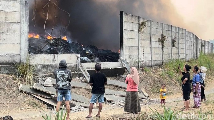 Kebakaran gudang pengolahan ban bekas di Mojokerto