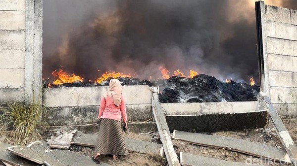 Kebakaran Pengolahan Ban Bekas di Mojokerto Jadi Perhatian Warga