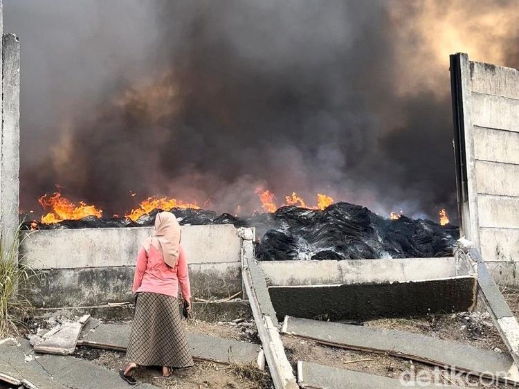 Kebakaran Pengolahan Ban Bekas di Mojokerto Jadi Perhatian Warga