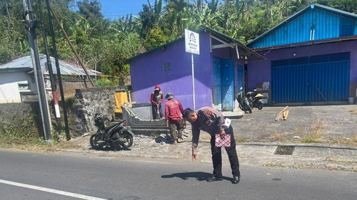 Lokasi lakalantas adu banteng antara motor dengan mobil di jalan jurusan Baturiti-Angseri, Kecamatan Baturiti, Tabanan, Kamis (22/10).