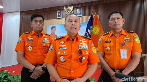 Kepala Basarnas Marsekal Madya TNI Mohammad Syafii diwawancarai seusai kunjungan kerja di Kantor SAR Kupang, NTT, Jumat (23/10/2026).