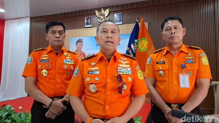 Kepala Basarnas Marsekal Madya TNI Mohammad Syafii diwawancarai seusai kunjungan kerja di Kantor SAR Kupang, NTT, Jumat (23/10/2026).