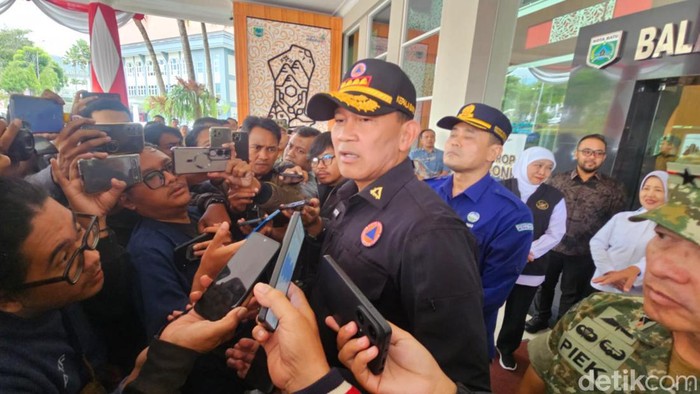 Kepala BNPB Letjen TNI Kristomei Sianturi memberikan keterangan didepan awak media