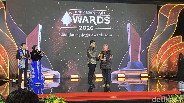 Kepala DPMPTSP Brebes, Juwita Asmara, mewakili Bupati Brebes Paramitha Widya Kusuma yang menerima penghargaan di detikjatengjogja Awards 2026 di KEK Industropolis Batang, Jumat (23/10/2026).