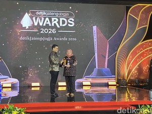 Inovasi Pelayanan Desa, Bupati Brebes Paramitha Raih detikjateng-jogja Awards