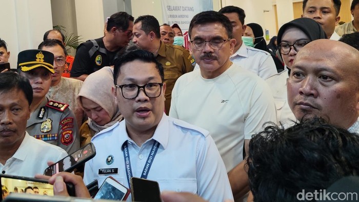 Kepala Kantor Pelayanan Pemenuhan Gizi (KPPG) Cirebon, Yulian Septa Pratama (tengah)