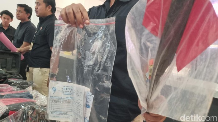 Konferensi pers ungkap kasus pencurian emas di Ponorogo.