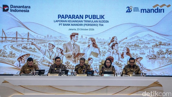 Direktur Information Technology Bank Mandiri Sunarto, Direktur Risk Management Danis Subyantoro, ⁠Direktur Operations Timothy Utama, ⁠Direktur Finance & Strategy Bank Mandiri Novita W. Anggraini menyampaikan Paparan Publik Laporan Keuangan Bank Mandiri Triwulan III 2026 di Menara Bank Mandiri, Jakarta, Jumat (23/10/2026).
