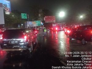 Video Momen Warga Terpaksa Jalan Kaki di Tol Cibubur Imbas Macet Parah