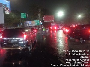 Video Momen Warga Terpaksa Jalan Kaki di Tol Cibubur Imbas Macet Parah