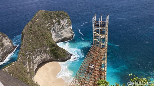 Lift kaca di Pantai Kelingking, Desa Bunga Mekar, Kecamatan Nusa Penida, Klungkung, Bali, Jumat (23/10/2026).