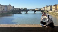 Gaya Santai Lulu Tobing Saat Liburan di Italia