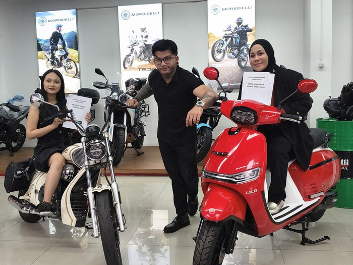 mak vera bersama dua anak didiknya.